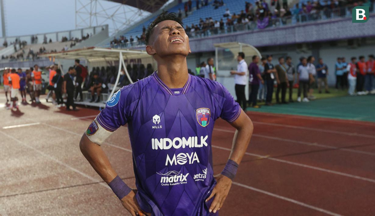 Kapten Persita Tangerang, Muhammad Toha, tampak emosional setelah berhasil membawa Pendekar Cisadane selamat dari Degradasi. Kemenangan ini membuat Persita mengunci peringkat ke-14 klasemen Liga 1 dengan 39 poin, hasil dari 10 menang, sembilan kali seri dan 15 kali kalah. (Bola.com/M Iqbal Ichsan)