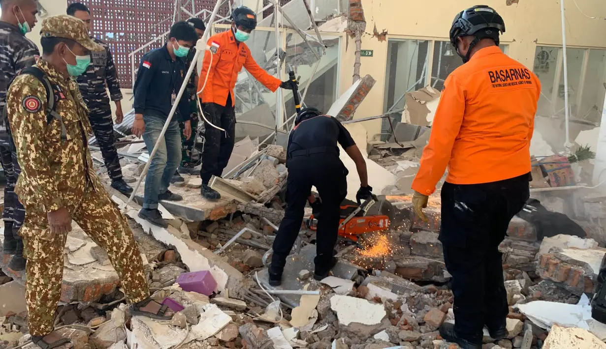 Anggota Tim SAR gabungan mengevakuasi korban terdampak gempa bumi berkekuatan magnitudo 7,7 di Maumere, Nusa Tenggara Timur, Sabtu, 15 Agustus 2026. (Basarnas)