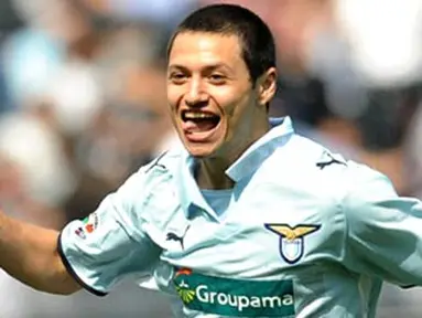 Lazio's forward Mauro Zarate celebrates after scoring against AS Roma during their Italian serie A football match on April 11, 2009 at Olympic stadium in Rome. AFP PHOTO/TIZIANA FABI