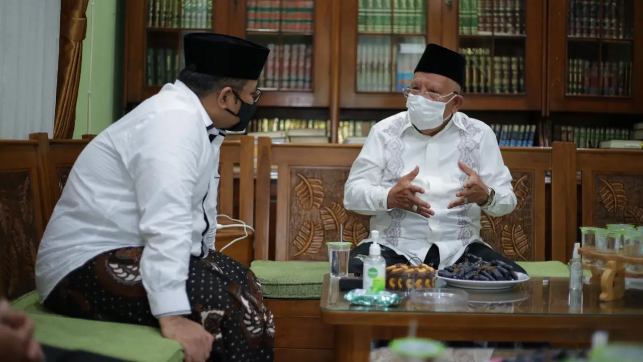 Menag Yaqut Cholil Qoumas berkunjung ke Pondok Pesantren Daarul Rahman, di Jagakarsa, Jakarta Selatan, bersilaturahmi dengan KH Syukron Ma'mun, Sabtu siang (6/2/2021).