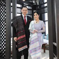 Cantiknya Annisa Pohan di foto ini berpose berdampingan dengan sang suami AHY. Annisa Pohan mengenakan kebaya ungu muda yang cantik, dipadu kain Ulos Sadum bernuansa senada yang serasi dengan selendangnya. [Foto: Instagram/annisayudhoyono]
