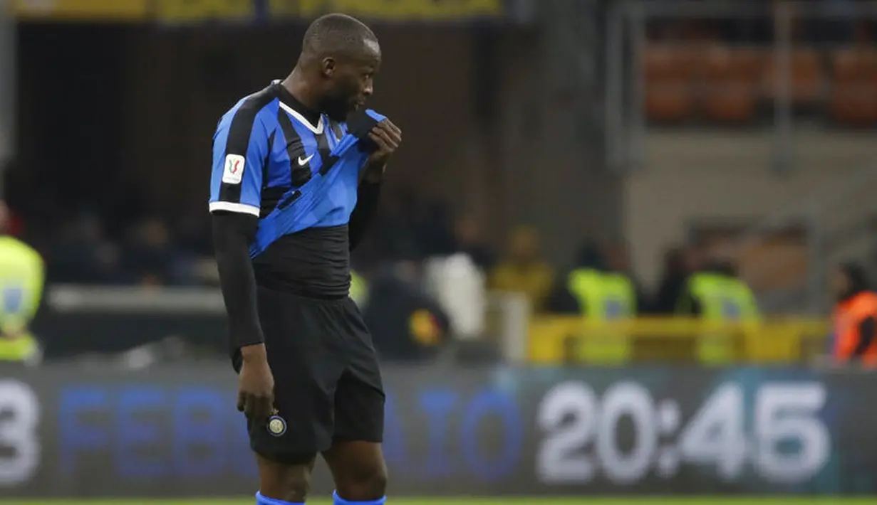 Striker Inter Milan, Romelu Lukaku, tampak kecewa usai ditaklukkan Napoli pada laga semifinal Coppa Italia di Stadion Giuseppe Meazza, Rabu (12/2/2020). Inter Milan takluk 0-1 dari Napoli. (AP/Luca Bruno)