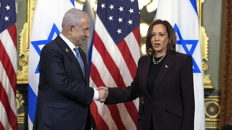 Perdana Menteri Israel Benjamin Netanyahu saat bertemu dengan Wakil Presiden Amerika Serikat Kamala Harris di Washington, DC, pada Kamis (25/7/2024).