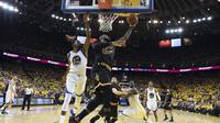 LeBron James saat melawan Golden State Warriors pada laga Final NBA, Senin (12/6/2017) (Kyle Terada/Pool Photo via AP)  
