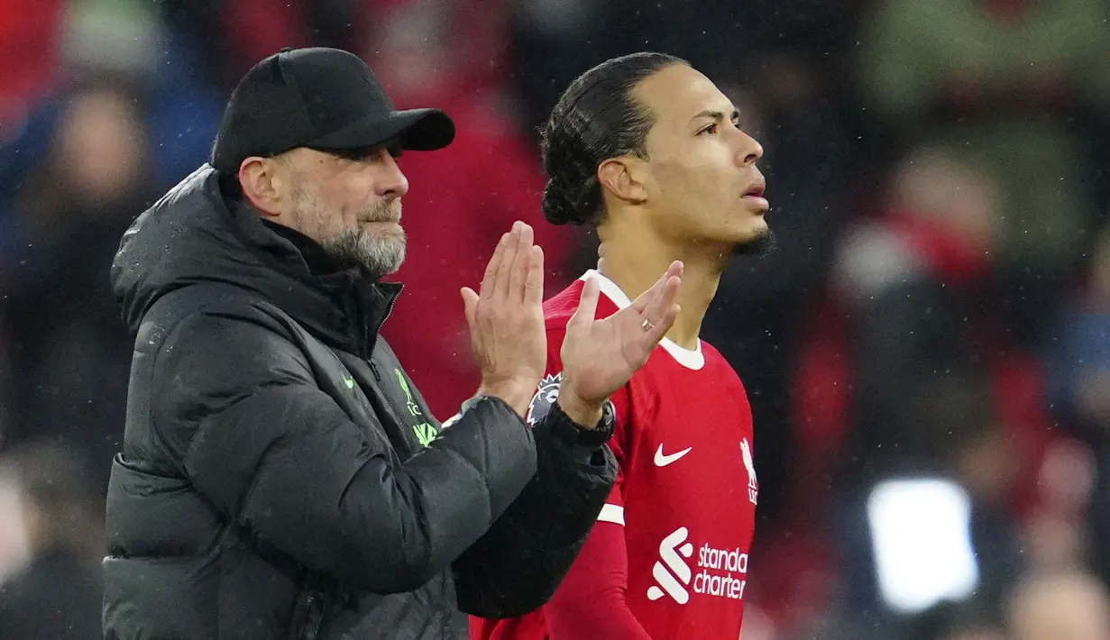 Jurgen Klopp (kiri) dan Virgil van Dijk memberikan tepuk tangan setelah laga lanjutan Liga Inggris 2023/2024 melawan Manchester City di Anfield, Liverpool, Minggu (10/03/2024). (AP Photo/Jon Super)