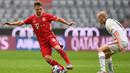 Gelandang Bayern Munchen, Joshua Kimmich, berebut bola dengan gelandang Eintracht Frankfurt, Sebastian Rode, pada laga lanjutan Liga Jerman di Allianz Arena, Sabtu (24/10/2020) malam WIB. Bayern Munchen menang 5-0 atas Eintracht Frankfurt. (AFP/Christof Stache/various sources)