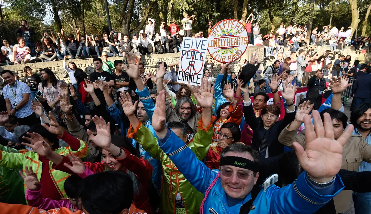 Ratusan orang ambil bagian dalam upaya memecahkan rekor dunia "Guinness World Record" dengan jumlah terbesar orang mengenakan pakaian dan bergaya seperti  The Beatles di sebuah taman di Mexico City, Meksiko 28 November 2015. (AFP PHOTO/ALFREDO ESTRELLA)
