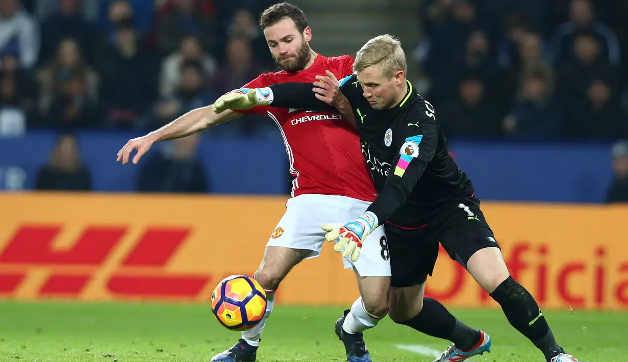 Juan Mata berebut bola dengan kiper Leicester City, Kasper Schmeichel pada lanjutan Premier League pekan ke-24 di King Power Stadium, Leicester, (5/2/2017). Juan Mata mencetak satu gol untuk kemenangan MU 3-0. (EPA/Tim Keeton)