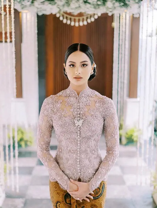 Sementara di acara akad nikah Maudy Ayunda, Amanda Khairunnisa mengenakan kebaya berkerah mandarin berwarna soft lilac. Kebaya ini membuat leher Amanda terlihat lebih jenjang. (instagram/akhairunnisa)
