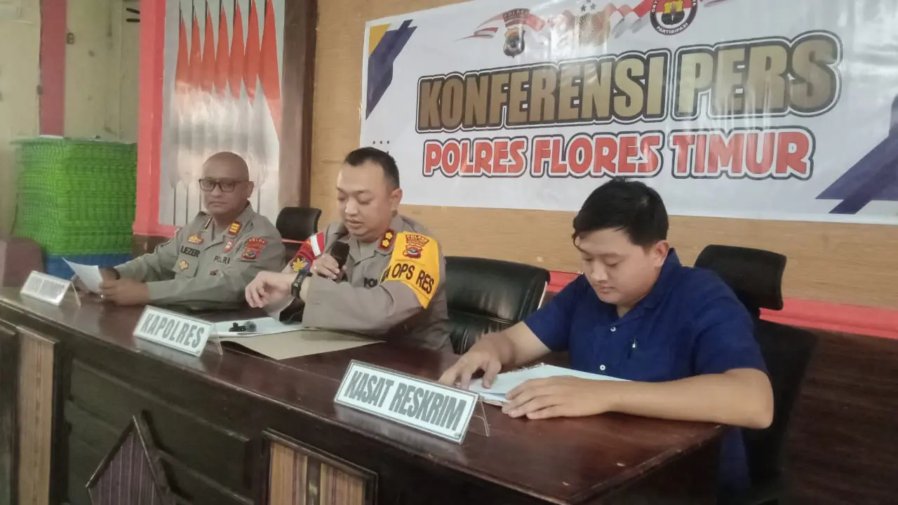 Kapolres Flores Timur AKBP Adhitya Octorio Putra, saat memberi keterangan pers terkait kasus dugaan pencabulan anak oleh prajurit TNI