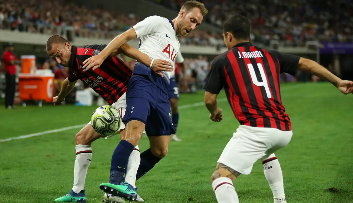Bek AC Milan Luca Antonelli (kiri) berebut bola dengan gelandang Tottenham Hotspur Christian Eriksen saat bertanding pada International Champions Cup di Minneapolis (31/7). Tottenham menang 1-0 atas Milan berkat gol Nkoudou. (AP Photo/Jeff Wheeler)