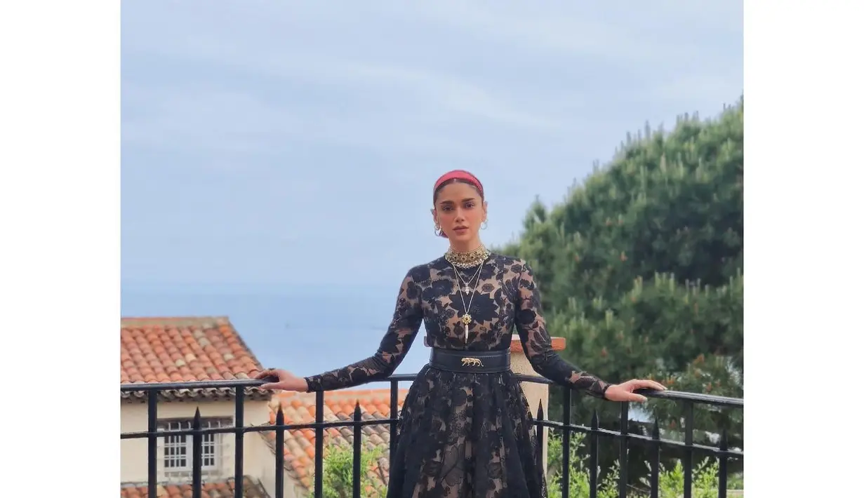 Aditi Rao Hydari mengenakan gaun tulle yang disulam dengan tangan dan Bengal Tiger Belt dari Sabyasachi. Dipasangkan dengan kalung berlapis dari Sabyasachi Heritage Jewellery Collection (Foto: Instagram @aditiraohydari)