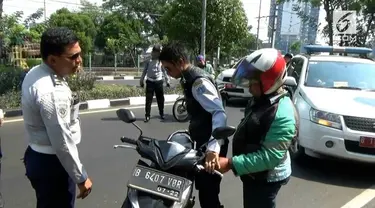 Meski sering dirazia Dishub pengemudi ojek online masih saja nekat parkir di tempat yang dilarang. Mereka beralasan tidak meiliki lokasi parkir khusus