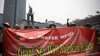 Sejumlah massa dari para nelayan melakukan aksi unjuk rasa damai di Bundaran HI, Jakarta, (15/10/14). (Liputan6.com/Faizal Fanani)
