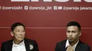 Pemain baru Persija Jakarta, Osvaldo Haay, didampingi Ferry Paulus, saat perkenalan di Kantor Persija, Kuningan, Jakarta, Senin, (10/2/2020). Pemain andalan Timnas Indonesia U-23 itu resmi memperkuat Macan Kemayoran musim depan. (Bola.com/M Iqbal Ichsan)