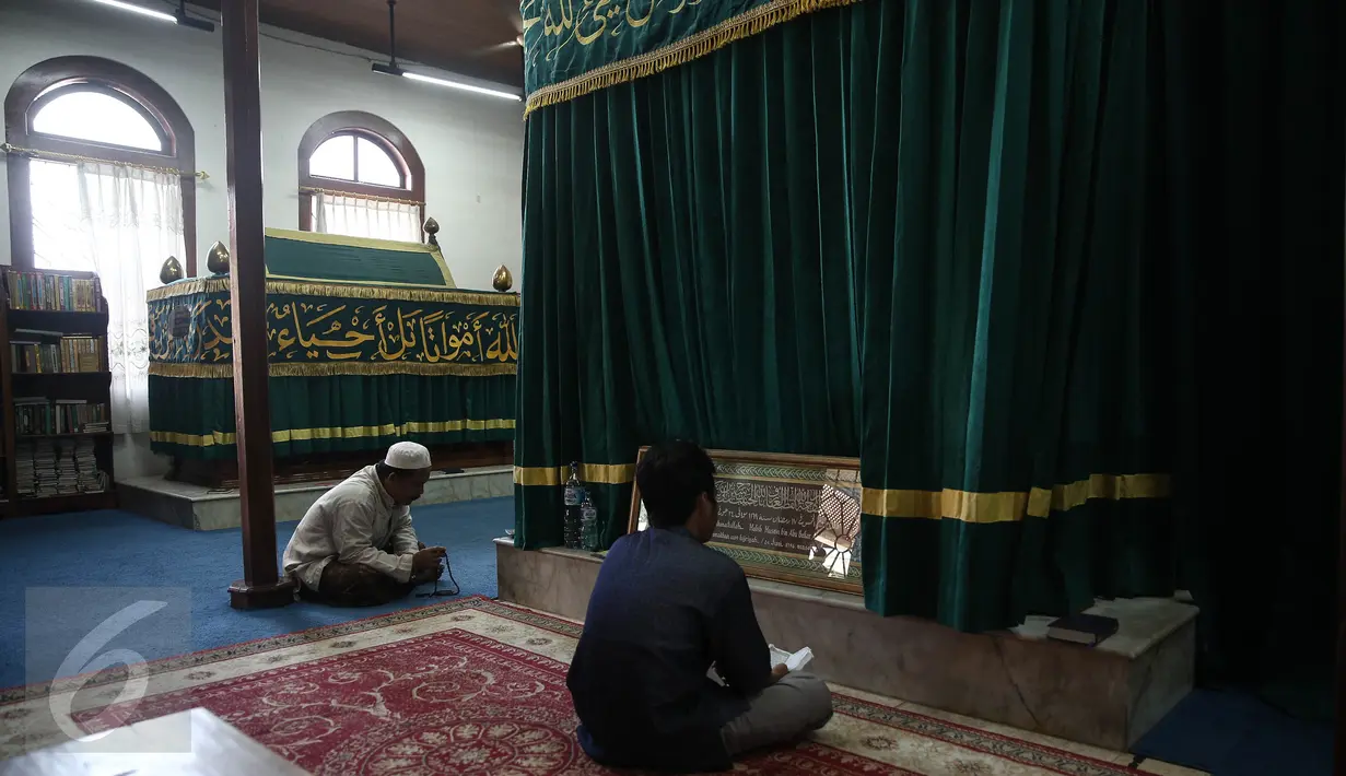 Pengunjung saat berdoa di makam Al Habib Husein bin Abubakar bin Abdillah Al 'Aydrus, Masjid Luar Batang di daerah Pasar Ikan, Jakarta, Selasa (7/6/2016). Dibulan Ramadhan Masjid ini ramai didatangi peziarah. (Liputan6.com/Faizal Fanani)