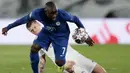 Gelandang Chelsea, N'Golo Kante, berebut bola dengan pemain Real Madrid, Toni Kroos, pada laga semifinal Liga Champions di Stadion Alfredo di Stefano, Rabu (28/4/2021). Kedua tim bermain imbang 1-1. (AP/Bernat Armangue)