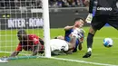 Pemain AC Milan Franck Kessie gagal mencetak gol ke gawang Inter Milan (kiri) pada leg kedua semifinal Coppa Italia di Stadion San Siro, Milan, Italia, 19 April 2022. Inter Milan menang 3-0. (AP Photo/Luca Bruno)