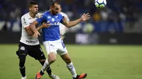Leo Santos mengawal pemain Cruzeiro, Hernan Barcos. (AFP/Douglas Magno)