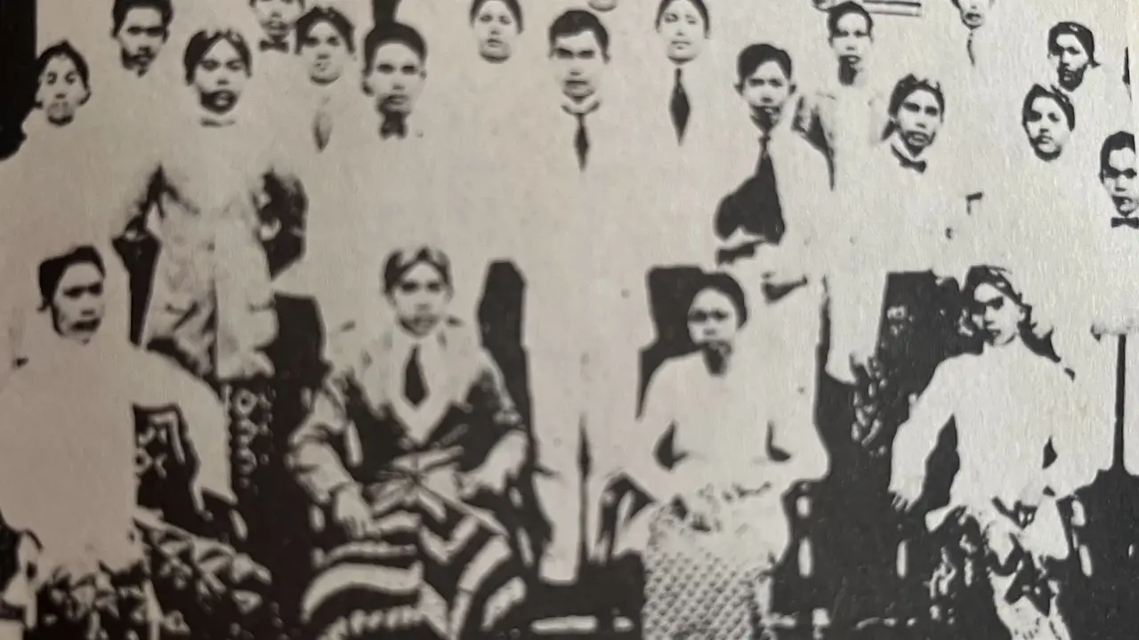 Sukarno (duduk, kedua dari kiri) dengan teman sekelasnya di depan gedung sekolah HBS.