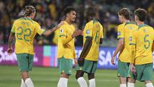 Skuad Timnas Australia merayakan kemenangannya atas China di Adelaide Oval, Kamis (10/10/2024). (c) AP Photo/James Elsby
