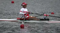 Atlet Indonesia, Dewi Yuliawati, gagal lolos ke perempat final setelah hanya menempati posisi kelima repechage 3 cabor dayung nomor scull perseorangan Olimpiade 2016 di Lagoa Stadium, Senin (8/8/2016). (REUTERS/Carlos Barria)