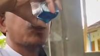 Viral di media sosial video yang memperlihatkan sejumlah pemuda dan orang tua meminum oli baru secara bergiliran. (Foto: Tangkapan Layar Sosmed)
