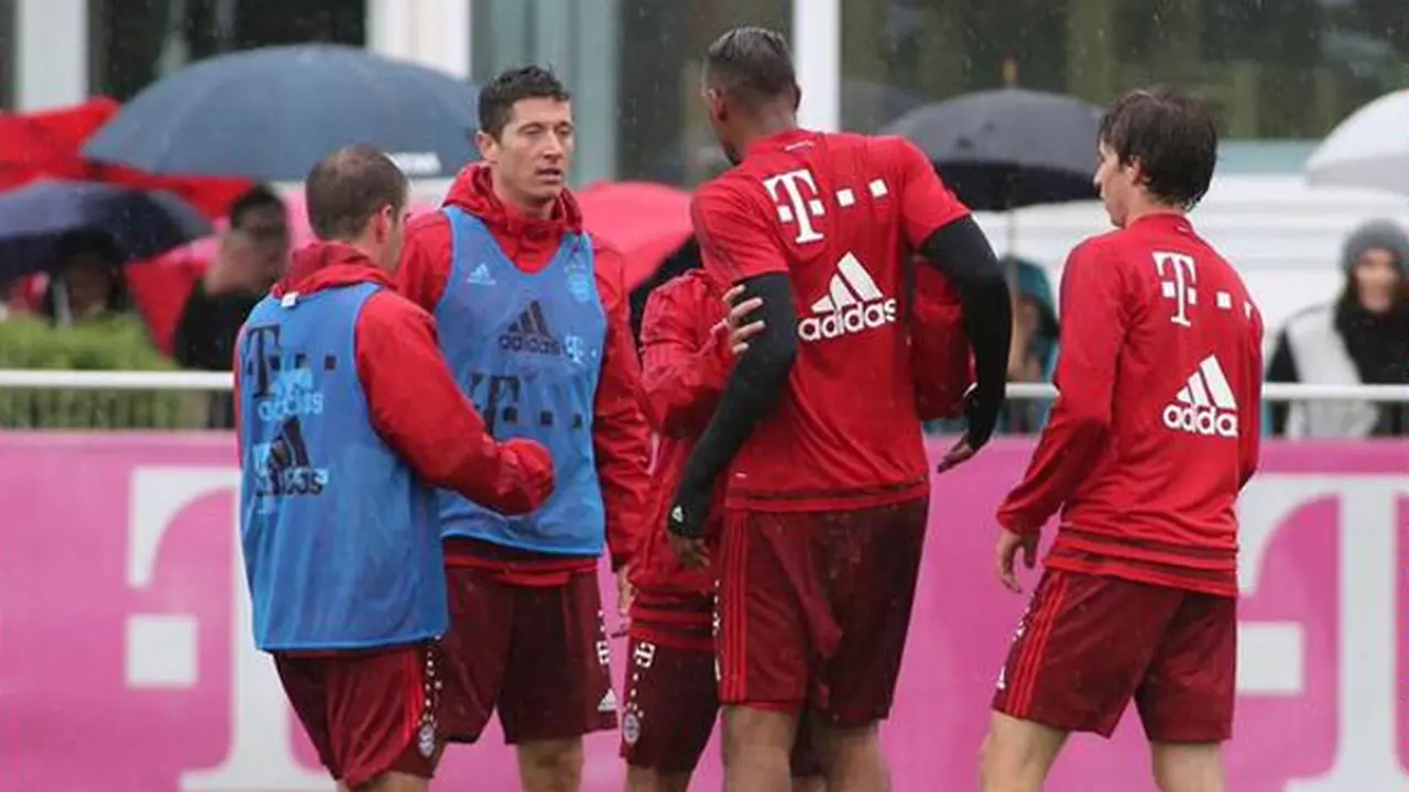 Jerome Boateng Berantem dengan Robert Lewandowski saat latihan Bayern Muenchen