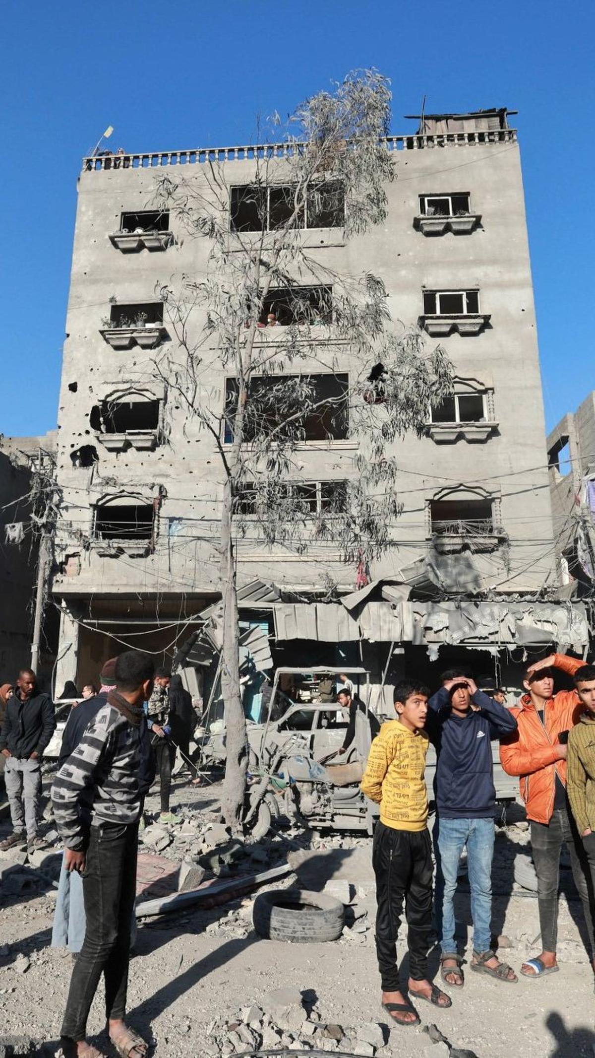 Mengutip Al Jazeera, Kementerian Kesehatan di Gaza mengatakan pada Kamis (22/2), sebanyak 99 orang tewas dalam semalam, sebagian besar dari mereka adalah wanita, anak-anak dan orang lanjut usia.&nbsp;Mohammed Abed/AFP