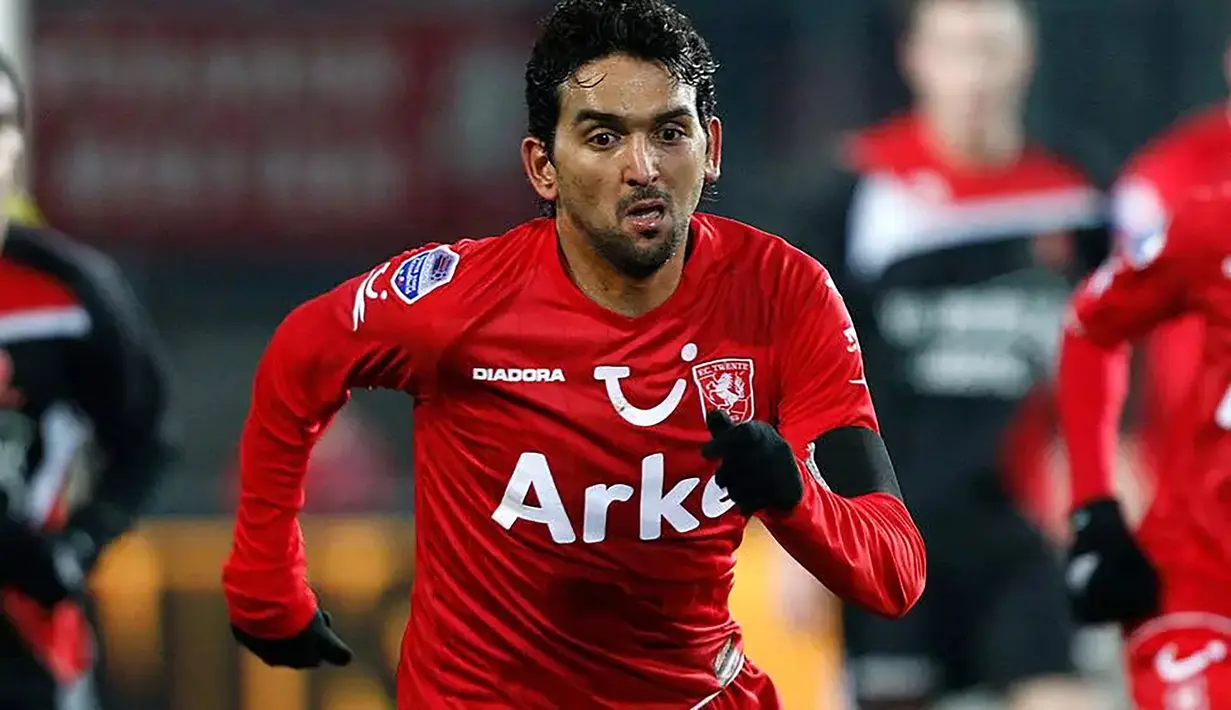 Nashat Akram. Gelandang serang Irak yang kini berusia 37 tahun dan telah pensiun pada April 2015 bersama Erbil SC ini pernah berseragam Twente selama 1 musim pada 2009/2010 usai didatangkan dari Al Gharafa SC dengan status bebas transfer. Ia total bermain dalam 17 laga bersama Twente di semua ajang dengan torehan 2 gol dan 1 assist dan mampu mempersembahkan gelar juara Eredivisie pada musim tersebut. (twenteinsite.nl)