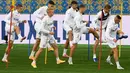 Para pemain Ukraina mengikuti sesi latihan di stadion Olympiyskiy di Kiev (12/10/2020). Ukraina akan bertanding melawan Spanyol dalam lanjutan UEFA Nations League Divisi A Grup 4 (A4) di Stadion NSK Olimpiyskiy. (AFP/Sergei Supinsky)