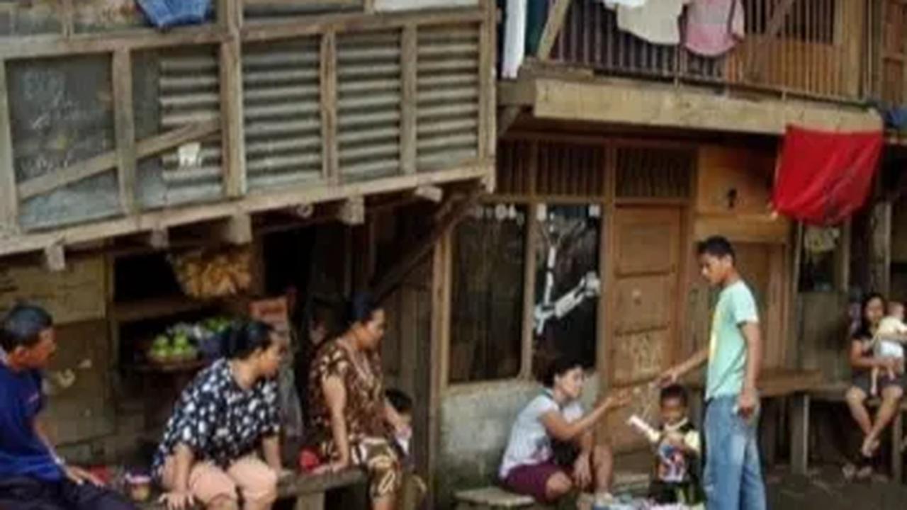 Badan Pusat Statistik (BPS) mencatat angka kemiskinan di Ibu Kota pada Maret 2023 sebesar 4,44 persen atau turun 0,09 persen dari Maret 2020 sebesar 4,53 persen.