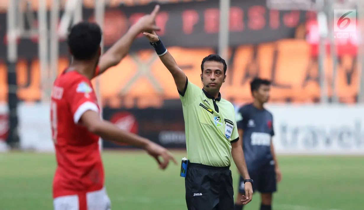 Wasit asal Iran, Bonyadifard Mooud (tengah) saat memimpin laga Persija melawan PSM Makassar di Stadion Patriot Candrabhaga, Bekasi, Selasa (15/8). Laga berakhir imbang 2-2. (Liputan6.com/Helmi Fithriansyah)