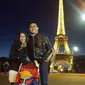 Boby Tince jalan-jalan ke Paris bareng istri dan anaknya (Foto: Instagram)