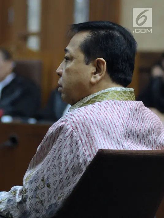 Terdakwa dugaan korupsi proyek e-KTP, Setya Novanto menyimak pembacaan tuntutan pada sidang lanjutan di Pengadilan Tipikor, Jakarta, Kamis (29/3). Sidang mendengar pembacaan tuntutan oleh Jaksa Penuntut Umum. (Liputan6.com/Helmi Fithriansyah)