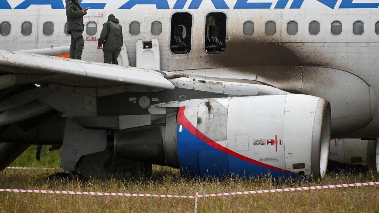 Sebuah pesawat komersil Rusia, milik maskapai Ural Airlanes melakukan pendaratan darurat di sebuah ladang di wilayah Novosibirsk di Siberia Barat pada Selasa (12/9/2023).<br>