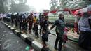 Warga meninggalkan sekitar kawasan Istana Bogor usai menyambut kedatangan Raja Salman, Rabu (1/3). Kedatangan Raja Salman bin Abdulaziz ke Istana Bogor disambut puluhan ribu pelajar dan warga. (Liputan6.com/Helmi Fithriansyah) 
