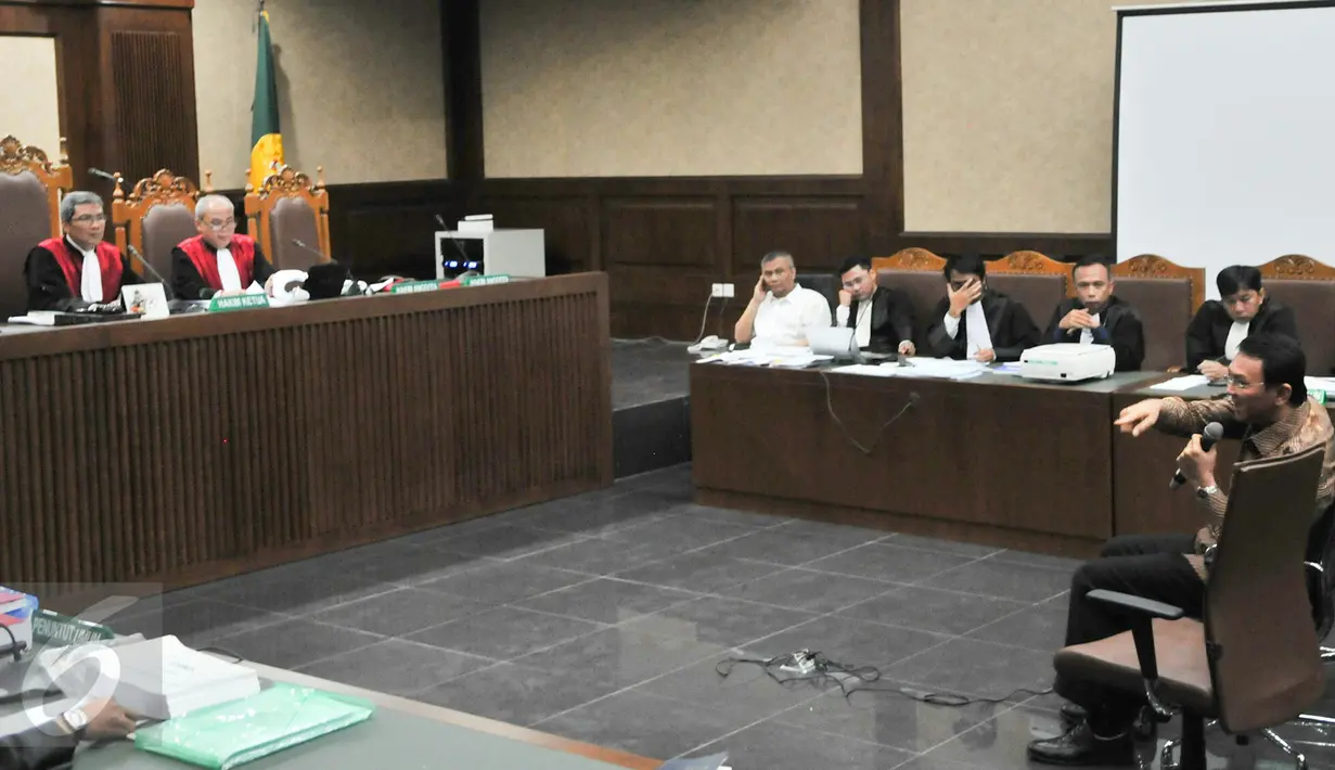 Gubernur DKI Jakarta Basuki Tjahaja Purnama (Ahok) saat memberi kesaksian dalam kasus pengadaan UPS di Pengadilan Tipikor, Jakarta, Kamis (4/2/2016). Ahok menjadi saksi dalam kasus UPS dengan terdakwa Alex Usman (Liputan6.com/Yoppy Renato)
