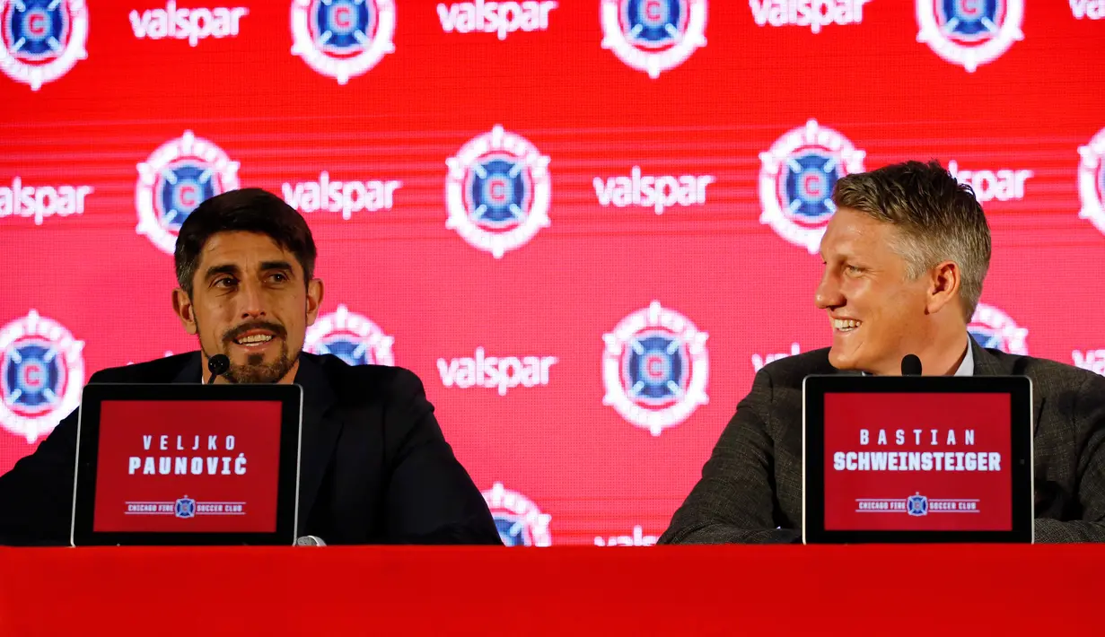 Bastian Schweinsteiger tersenyum saat mendengarkan pelatih MLS, Veljko Paunovic memberi keterangan saat konferensi pers di The PrivateBank Fire Pitch di Chicago, Rabu (29/3). (AP Photo/Nam Y. Huh)