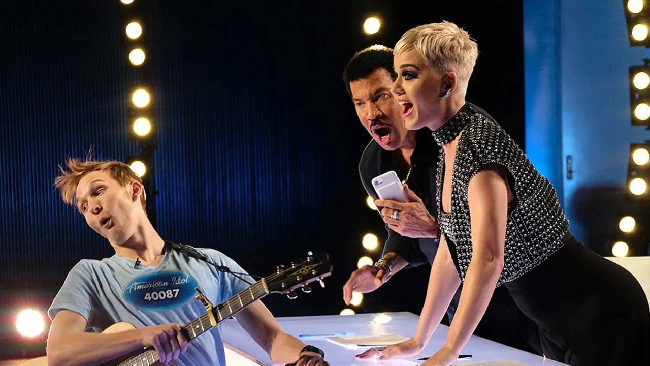 Katy Perry mencium kontestan American Idol (Sumber: Instagram/ americanidol)