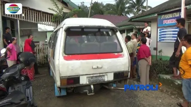 Seorang sopir angkutan di Tapanuli Selatan, dilarikan ke rumah sakit lantaran ditikam penumpangnya secara tiba-tiba dan tanpa alasan.