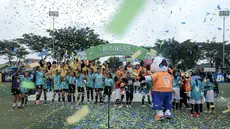 Para pemain dari SDN Pulogebang 13, SDN Gedong 03, SDN Kalisari 01, dan SDN Mekarjaya 12 berselebrasi setelah laga final MilkLife Soccer Challange Jakarta 2025 yang berlangsung di Kingkong Soccer Arena, Cijantung, Jakarta Timur pada Minggu (04/05/2025). (Bola.com/Bagaskara Lazuardi)
