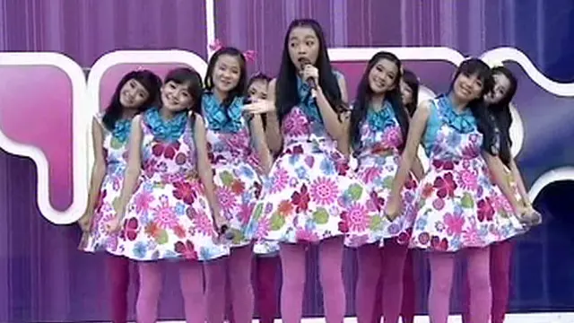 Teenebelle membawakan lagu Tersenyumlah dalam acara inBox SCTV (05/07/2014). 