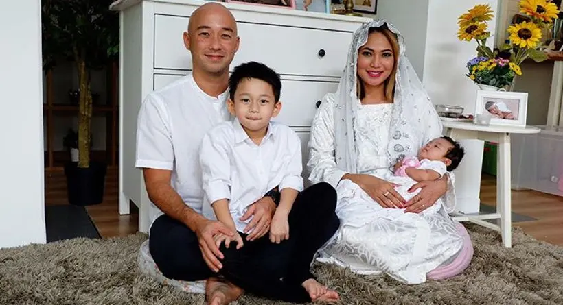 Kinaryosih bersama suami, Brett Money dan dua anaknya. (Instagram)