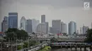 Gedung-gedung bertingkat di kawasan Sudirman, Jakarta yang diselimuti langit mendung, Rabu (23/11). BMKG memperkirakan puncak musim hujan di Jakarta diprediksi terjadi sepanjang Januari hingga Februari 2019. (Liputan6.com/Faizal Fanani)