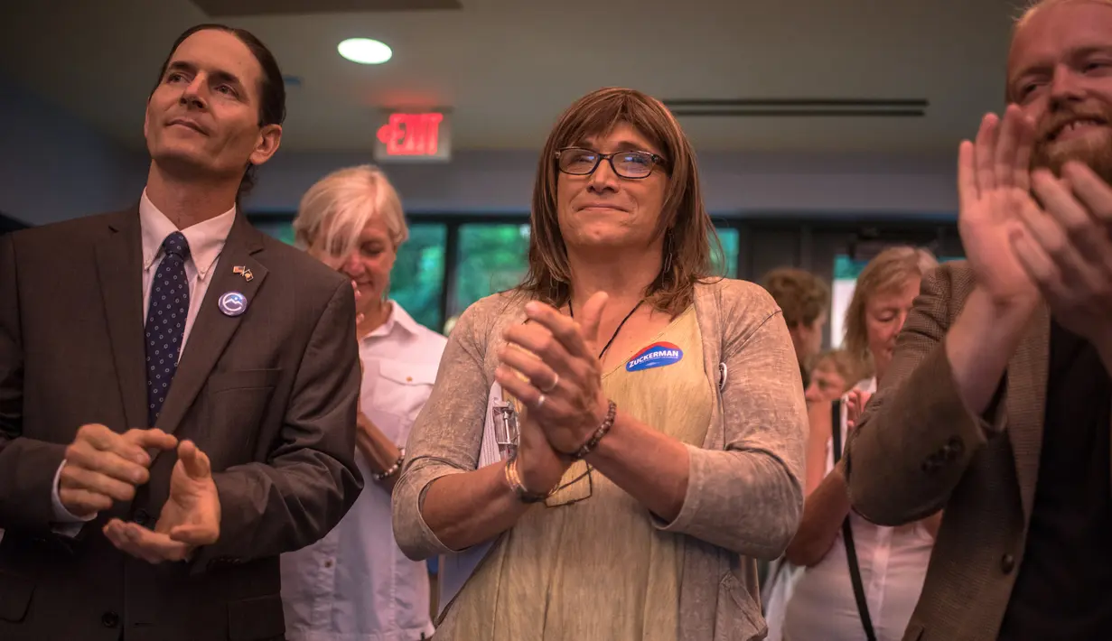 Christine Hallquist (tengah) terpilih menjadi calon gubernur negara bagian Vermont dari Partai Demokrat di Burlington, Rabu (15/8). Hallquist menjadi transgender pertama di Amerika Serikat yang maju ke pemilihan gubernur. (Hillary Swift/Getty Images/AFP)