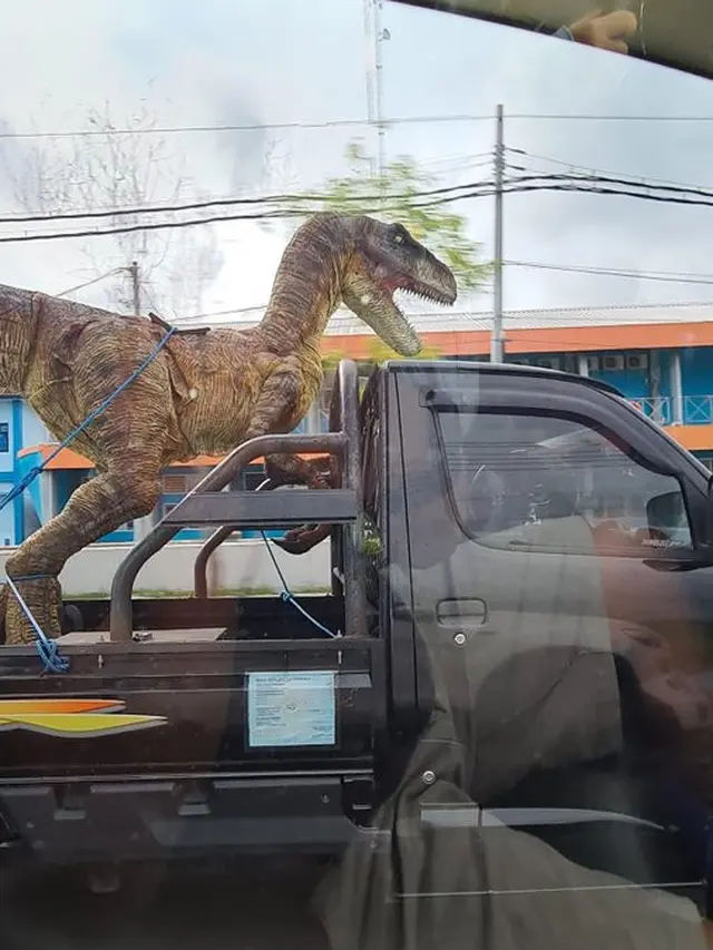 6 Editan Foto Jika Manusia Tinggal Bareng Dinosaurus Ini Kocak