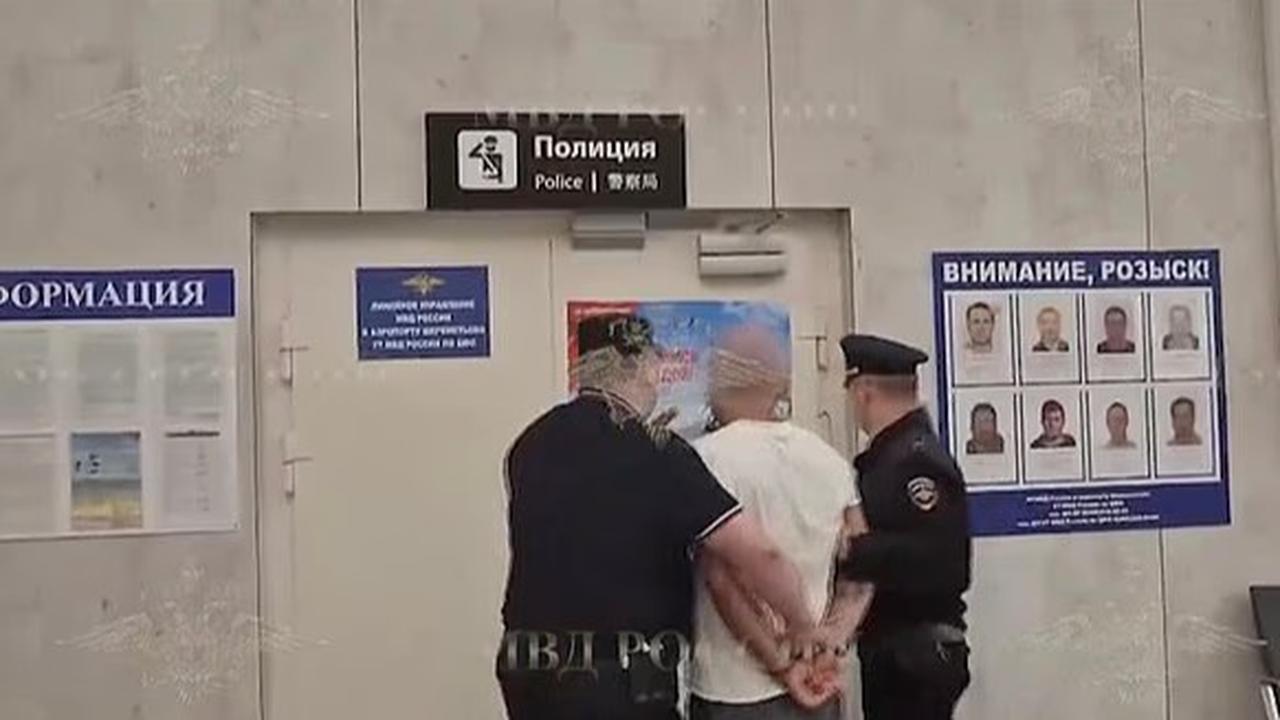 pelaku banting balita di bandara ditahan