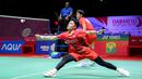 <p>Pebulutangkis ganda putra Indonesia, Leo Rolly Carnando/Daniel Marthin berusaha mengembalikan kok ke arah pasangan Denmark, Kim Astrup/Anders Skaarup Rasmussen pada laga final Indonesia Masters 2024 di Istora Senayan, Jakarta, Minggu (28/01/2024). (Bola.com/Bagaskara Lazuardi)</p>