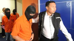 Petugas membawa para tersangka untuk dihadirkan saat rilis kasus pembobolan dana nasabah di Jakarta, Senin (24/9). Bareskrim Polri berhasil membekuk 5 tersangka kasus penipuan dana nasabah berbagai bank swasta dan plat merah. (Merdeka.com/Arie Basuki)
